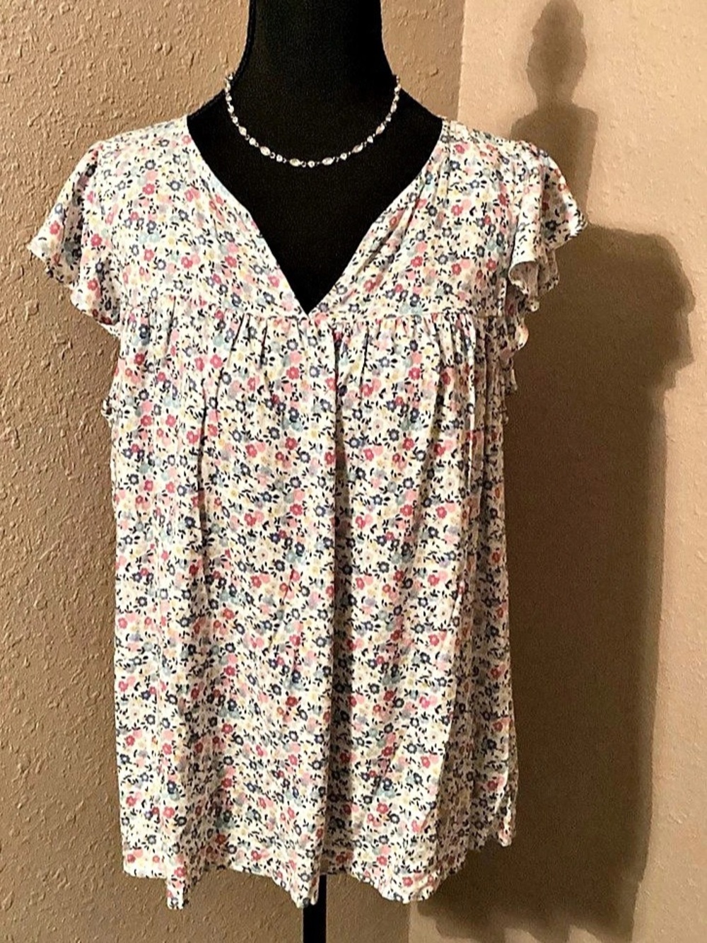 Andree by Unit Floral Ruffle Sleeve Vneck Blouse in White & Pink Like New